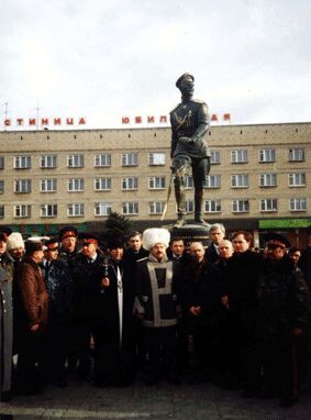 На открытии памятника генералу С.Л. Маркову. В центре атаман Войска Донского В.П. Водолацкий, справа от него автор памятника скульптор В.А. Суровцев и инициатор установки памятника А.Н. Алекаев