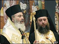Архиепископ Христодулос (слева) надеется на то, что Греческая Церковь переживет кризис