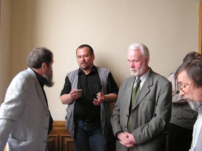 Обсуждение доклада продолжается в перерыве. Н.Коняев, О.Самылов, А.Швечиков