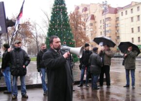 Пресс-секретарь СПГ Кирилл Фролов во время пикета у Общественной палаты, 27 ноября 2006 г.