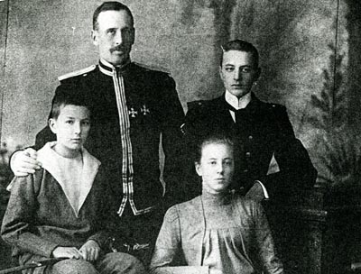 Граф Ф. А. Келлер с детьми: Павлом (1883–1980) – справа; Александром (1887–1944) и Елизаветой (1885–1965) – сидят