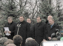 На кладбищенской панихиде – в первом ряду В. Салыгин, В. Янукович, М. Добкин, Л. Кучма