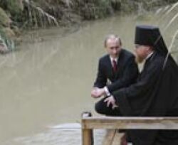 Владимир Путин омывает руки в реке Иордан