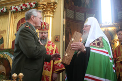 Патриарх Алексий II передает икону святого великомученика Георгия генералу В.И.Варенникову