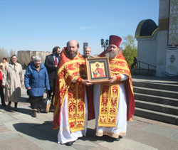 Крестный ход с иконой великомученика Георгия Победоносца