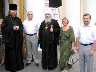 Митрополит Ириней с членами Московского Благотворительного Фонда Святителя Николая Чудотворца