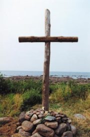 Поклонный крест на берегу Рыбинского водохранилища