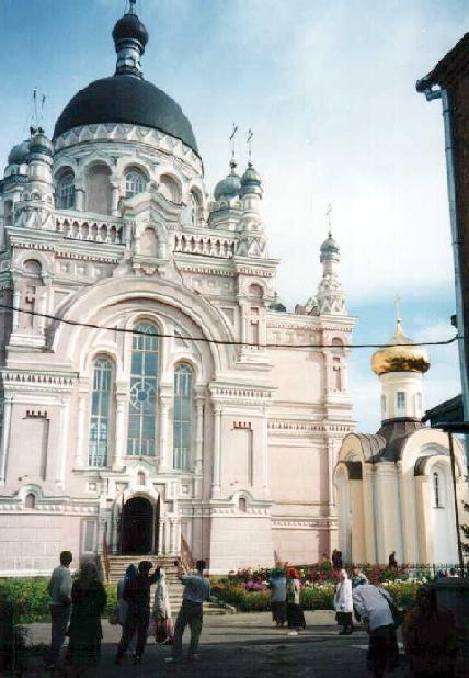 Казанский женский монастырь в Вышнем Волочке. Справа – часовня над могилой блаженной Любушки Сусанинской