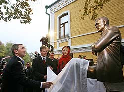 Открытие памятника Михаилу Булгакову в Киеве