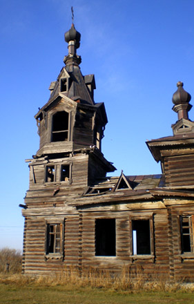 Деревянная церковь в переселенческой деревне Большой Балчуг, построенная на берегу Енисея в 1912 г. Через деревню отступающая армия шла к устью Кана