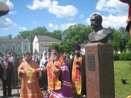 Архиепископ Полоцкий и Глубокский Феодосий освящает памятник генерал-лейтенанту Роману Кондратенко