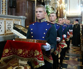 Рота почетного караула Президентского полка вносит святыни (фото Патриархия.ru)