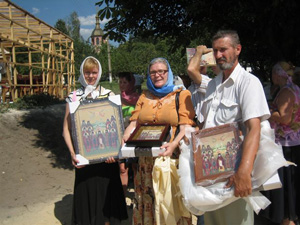 Паломники с иконами