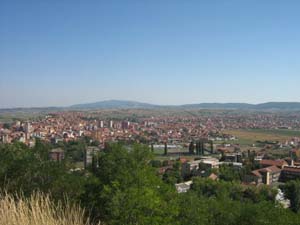 Митровица с горы. Дальше – Косово