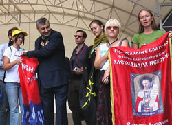Т. Мамсуров рассматривает хоругви Православного братства св. кн. Александра Невского