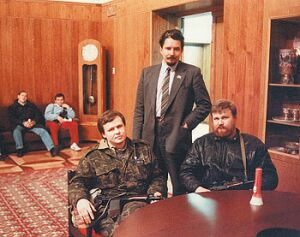 Марат Мусин, Сергей Бабурин и А.Репетов в октябре 1993 г в осажденном Верховном Совете (фото из МК)