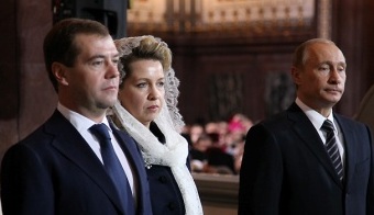 Президент России Дмитрий Медведев с супругой и премьер-министр Владимир Путин на интронизации Патриарха Московского и всея Руси Кирилла