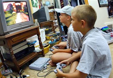 Подростки, играющие в видеоигры