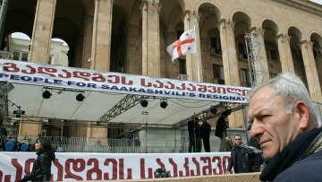 На площади перед парламентом Грузии в Тбилиси (Фото с сайта РИА Новости)