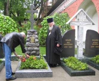 А.Н.Алекаев воздлагает цветы на могилу генерала В.О.Каппеля. Справа – протоиерей Димитрий Смирнов (фото Ю.К.Бондаренко)