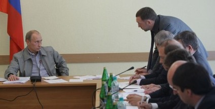 Владимир Путин "распекает" Олега Дерипаску на совещании в г. Пикалево 4 мая 2009 года (фото с сайта Правительства России)