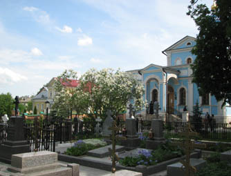 Могилы братьев Киреевских на фоне Владимирского собора