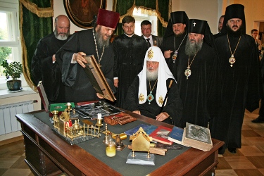 Патриарх Кирилл за столом св. праведного Иоанна Кронштадтского