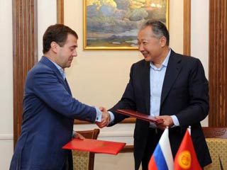 Президент России Дмитрий Медведев и президент Киргизии Курманбек Бакиев