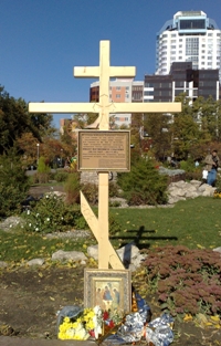 Памятный крест на месте будущего памятника Митрополиту Иоанну (Снычеву)