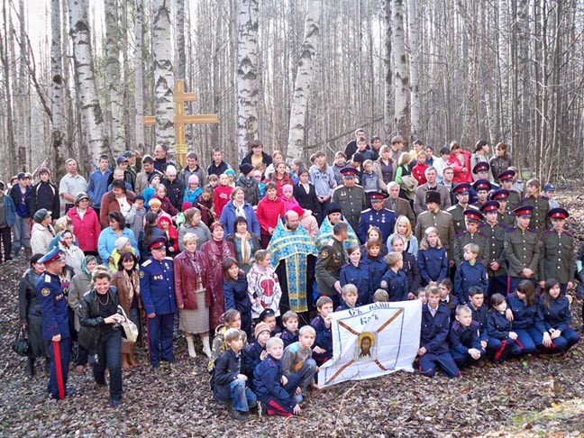 Установка памятного креста на месте массового воинского захоронения стрелков Петропаловской роты Воткинской Народной армии