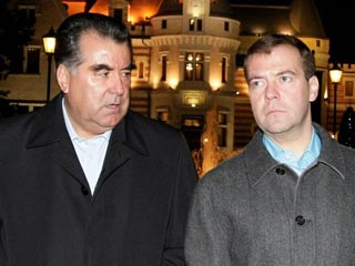 Д.Медведев и Э.Рахмон (Фото с сайта Президента России)