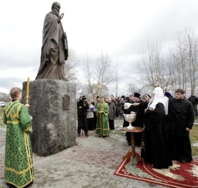 Освящение памятника преподобному Иосифу Волоцкому (фото с сайта <a class="ablack" mce_thref="http://www.patriarchia.ru/">Патриархия.ru</a>)