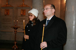 А.Мишарин с супругой в Храме на Крови (Фото Ura.Ru)