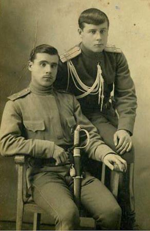 На фото (слева направо): Александр Камбалин с братом Анатолием, 1916 год