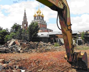 Кадаши под ковшим экскаватора