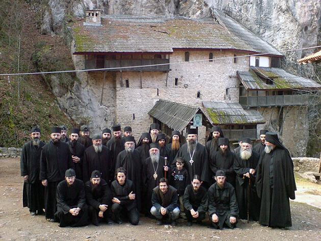 Братия монастыря Црна-Река в Косово