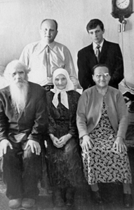 Брат архимандрита Гавриила Григорий Иванович Игошкин с семьей племянника (г. Москва)