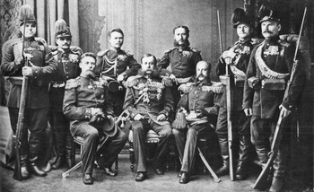 Генерал М. Д. Скобелев (в центре) среди солдат и офицеров 64-го пехотного Казанского полка, отличившихся в Русско­-турецкой войне. Третий слева в верхн