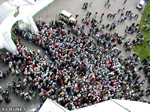 Великорецкий крестный ход – паломники в Свято-Троицком монастыре села Макарье